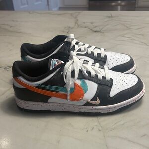 Women’s Nike Dunk Low size 9.5